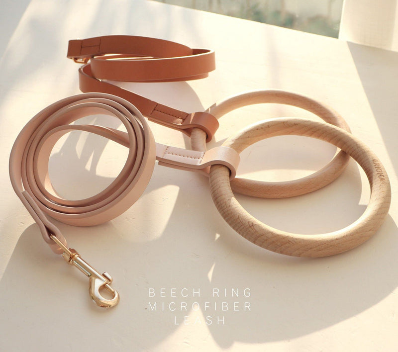 Elegant Beechwood and Leather Dog Leash for Fashionable Pets - Boutique Edition